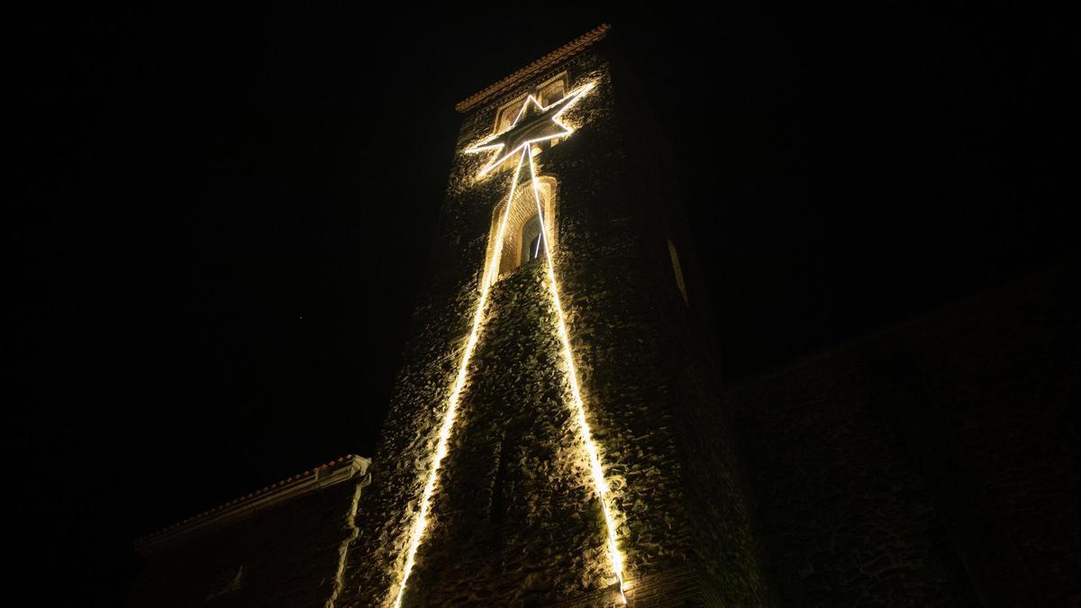 Archivo - Recurso de un árbol de Navidad hecho con luces en el Belén Viviente de Buitrago de Lozoya, a 16 de diciembre de 2023, en Buitrago de Lozoya, Madrid (España).