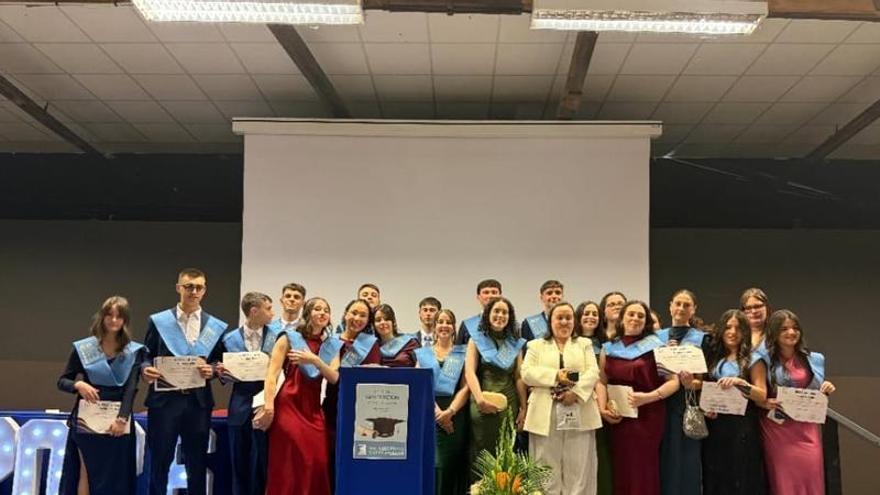 Emotiva graduación del alumnado del IES Arzobispo Valdés de Salas: "Es un día especial lleno de recuerdos"