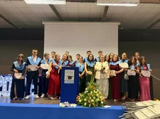 Emotiva graduación del alumnado del IES Arzobispo Valdés de Salas: "Es un día especial lleno de recuerdos"