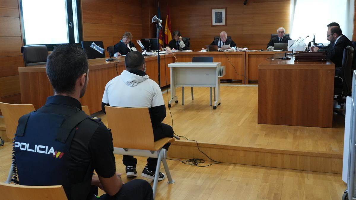 Imagen del juicio el pasado 3 de octubre con el acusado de maltratar a sus hijos.