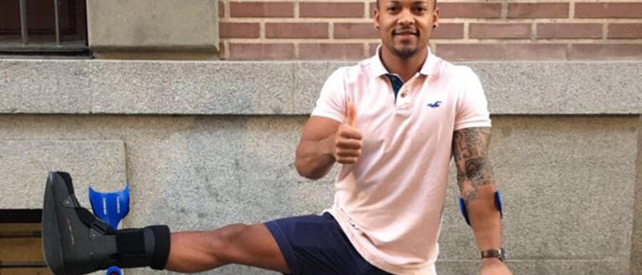 El gimnasta lanzaroteño Ray Zapata posa en una calle de Madrid con sus muletas y una protección en el pie operado.