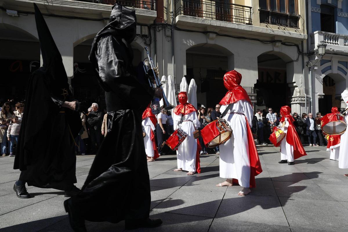 EN IMÁGENES: el desenclavo y la procesión del Santo Entierro en Avilés