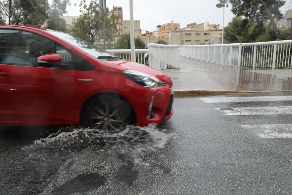 La lluvia ha anegado la carretera de Santa Pola