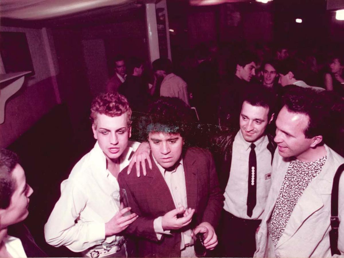 De izda. a dcha., Fabio McNamara y Pedro Almodóvar con los locutores de Radio 3 José María Rey y Jesús Ordovás, en Rock-Ola.