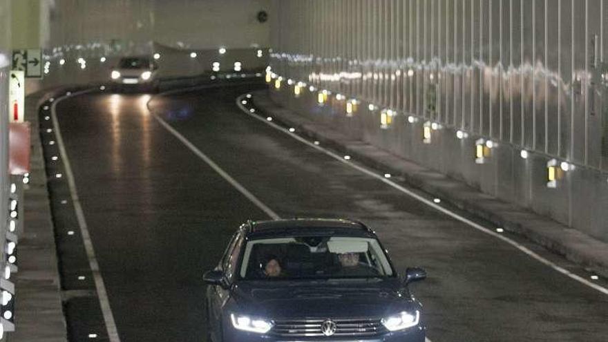 Vehículos circulando por el túnel de O Parrote.