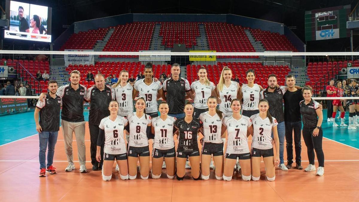 El Volley Charleroi al completo. Paola Martínez Vela luce el dorsal nº5