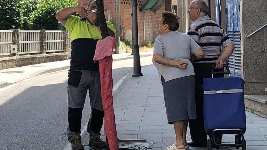 Vecinos de Atranco montan &quot;adornos&quot; en árboles y un huerto urbano sin licencia y la Policía los retira