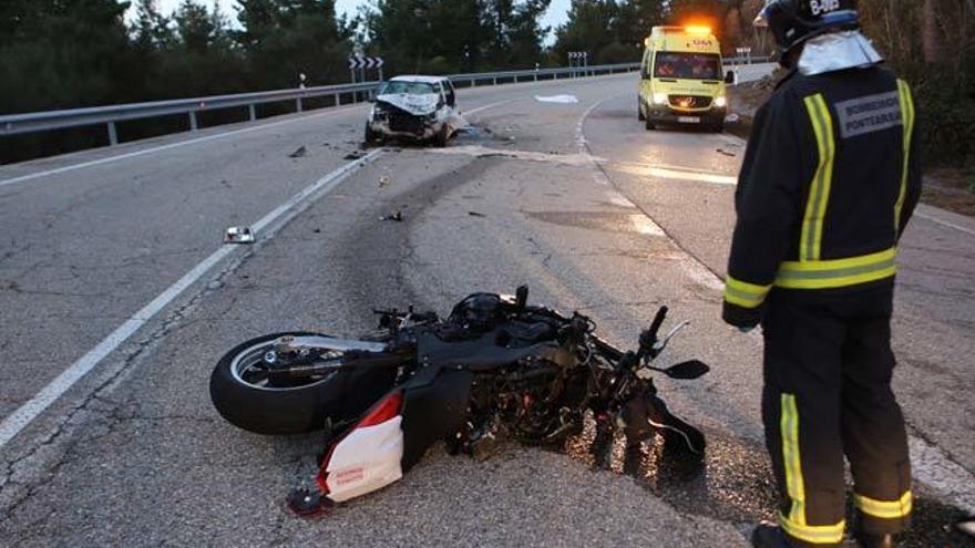 La moto del fallecido después del accidente. // NICK