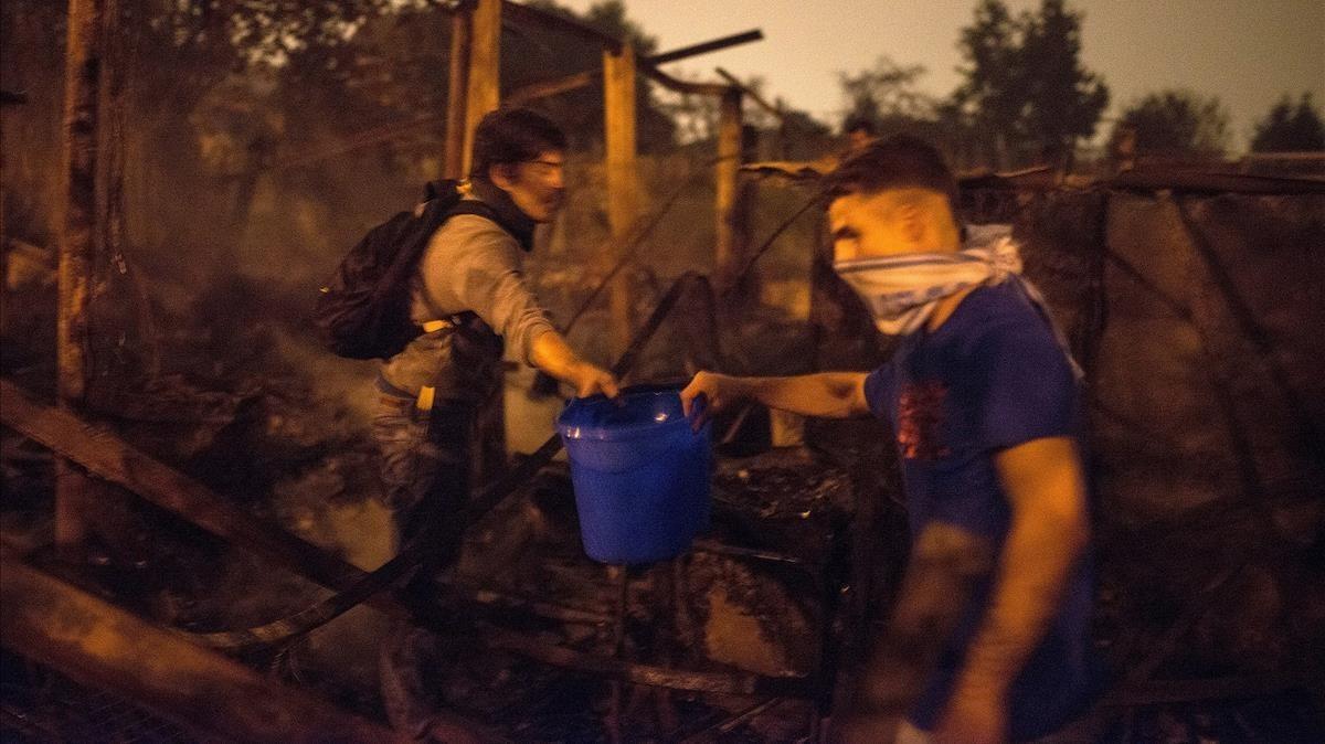 Ciudadanos sofocando el fuego en Vigo.