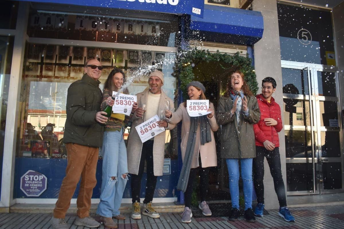 Celebrando que el segundo premio cayó en Don Benito