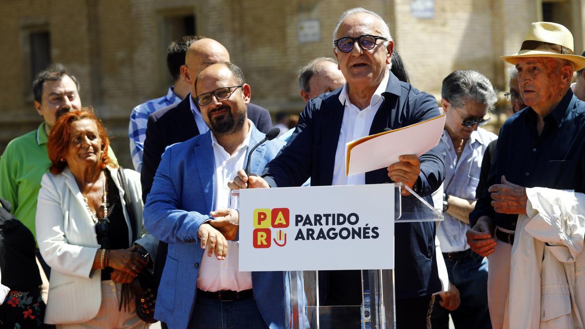 Sánchez Garnica presenta la candidatura del PAR en Zaragoza, con Alberto Izquierdo detrás.