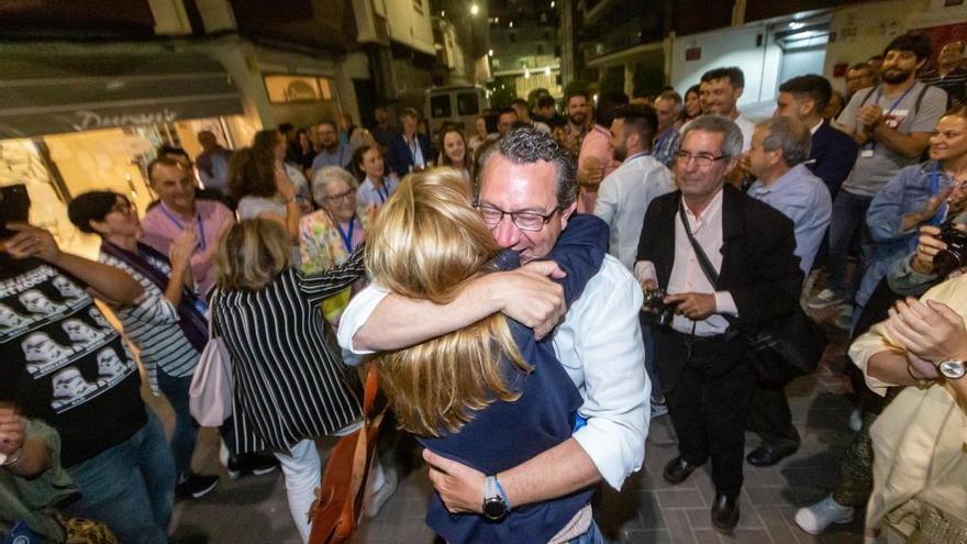 Toni Pérez y Ana Pellicer celebran la victoria del PP en las elecciones municipales el pasado domingo.