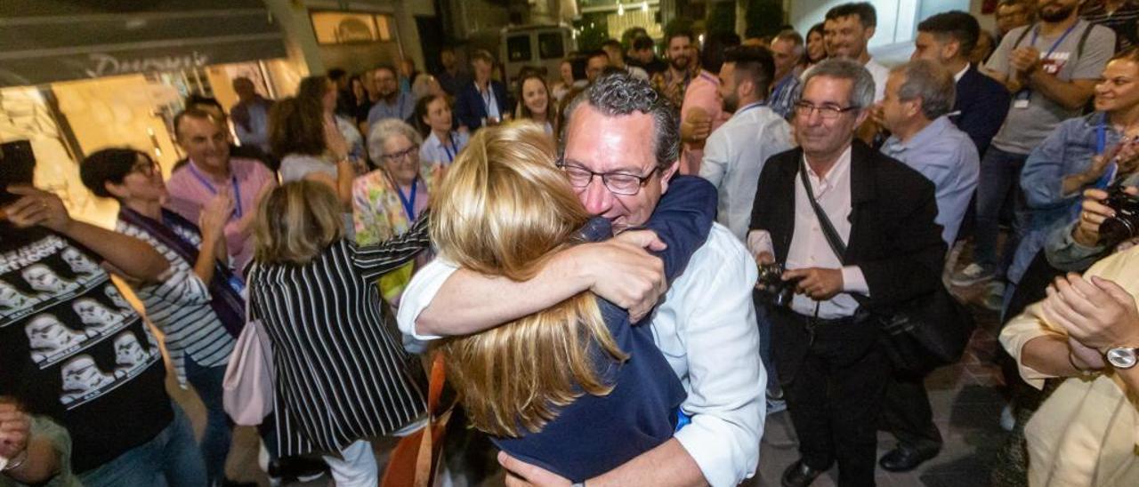 Toni Pérez y Ana Pellicer celebran la victoria del PP en las elecciones municipales el pasado domingo.