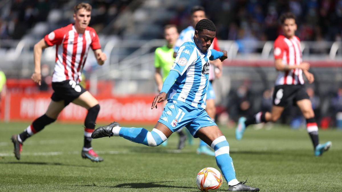 William de Camargo golpea el balón durante la visita del Deportivo a Lezama del pasado 10 de abril. |  // LOF