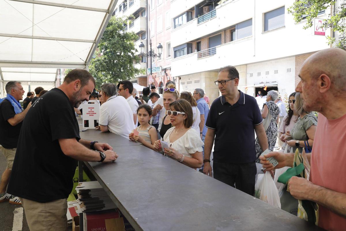 Santullano dice adiós a las fiestas de Santa Filomena con el reparto de 4.200 bollos preñaos en Oviedo, en imágenes