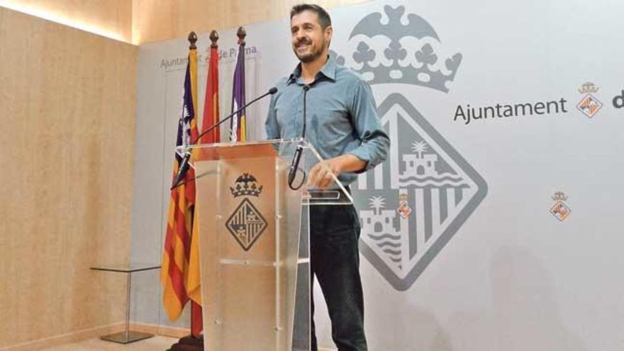 El concejal de Hacienda de Cort, Adrià García, explicando ayer la liquidación del presupuesto.