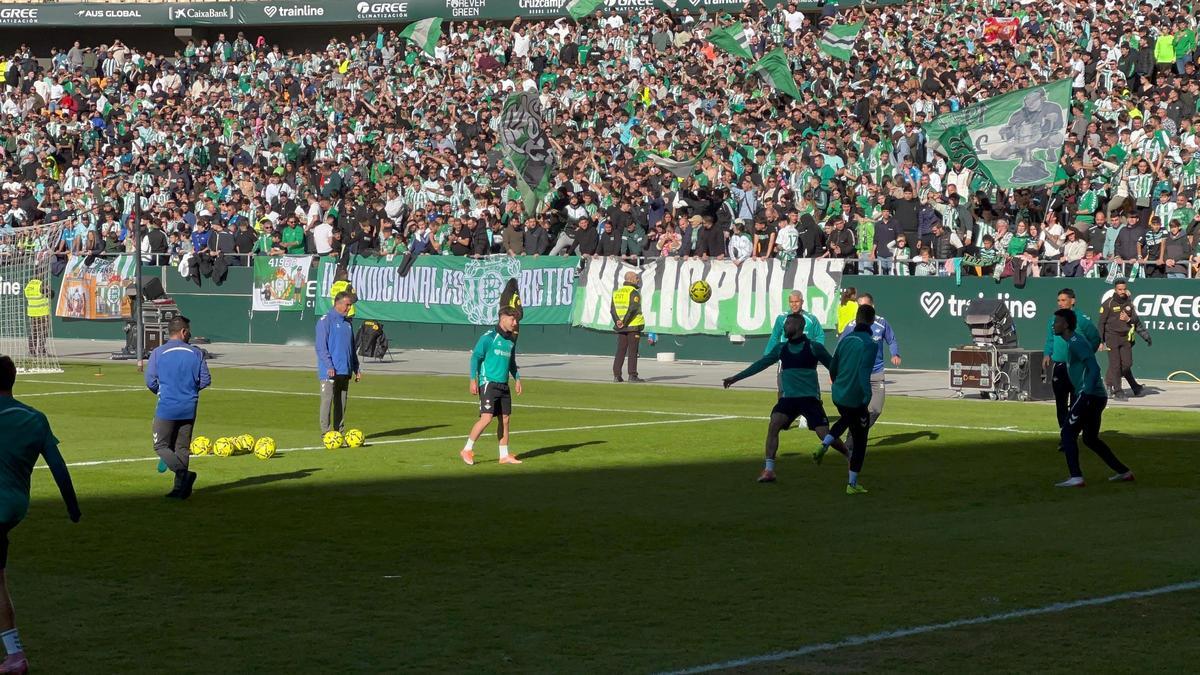 Los jugadores del Real Betis Balompié, en el entrenamiento a puertas abiertas en La Cartuja antes del primer derbi de la temporada en Nervión