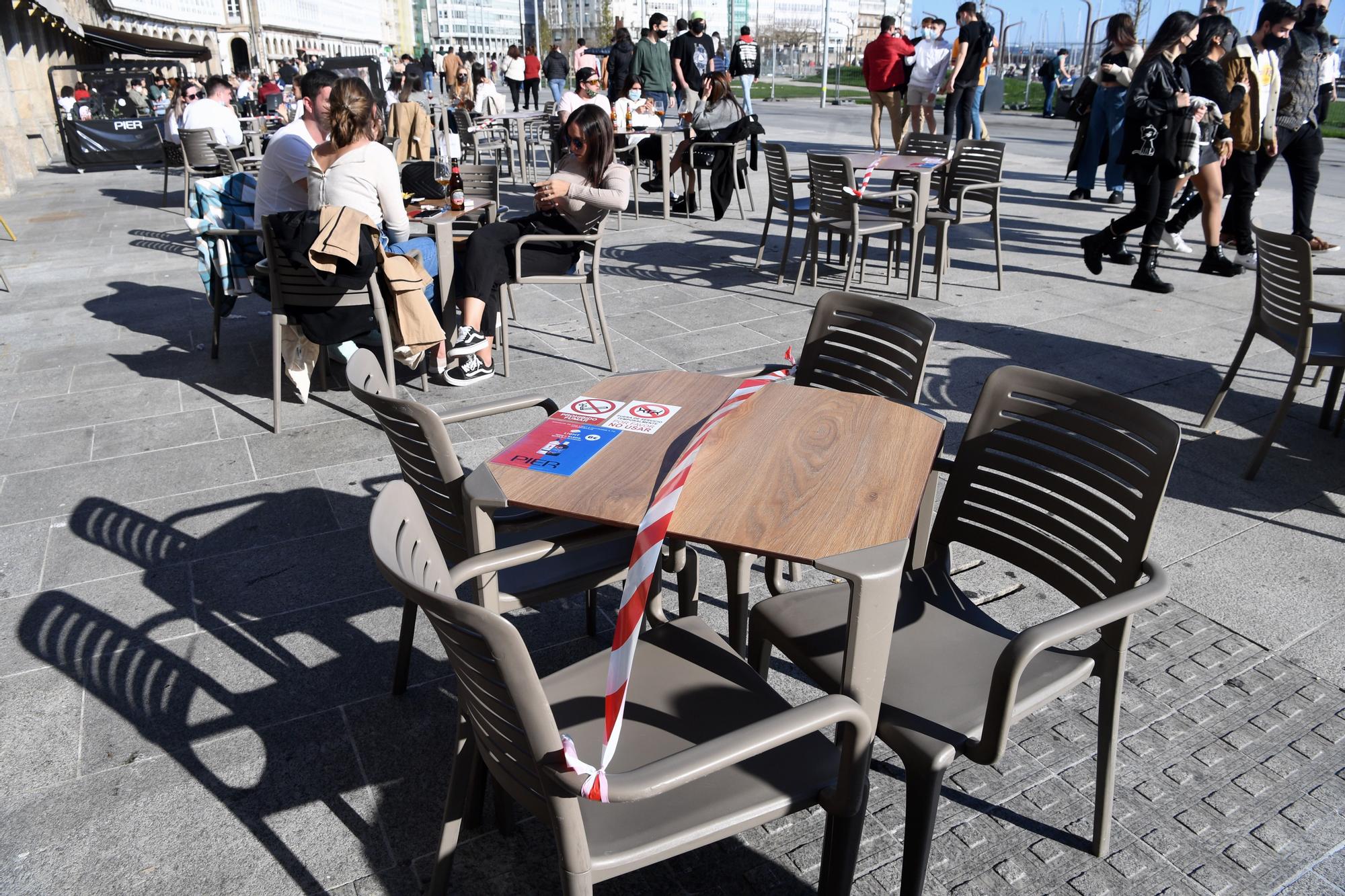 Sol, playa, paseos y terrazas llenas con señalización segura en A Coruña