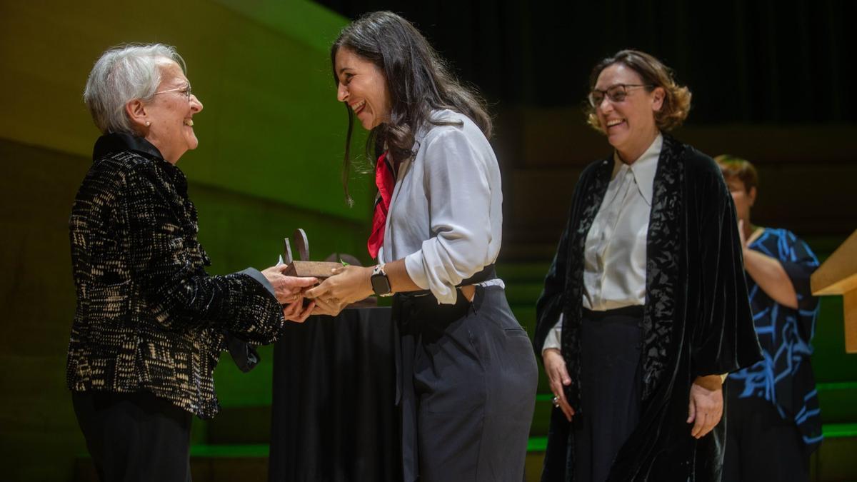 Entrega del premio Diana Garrigosa a Matilde Fernández, este miércoles en Barcelona.