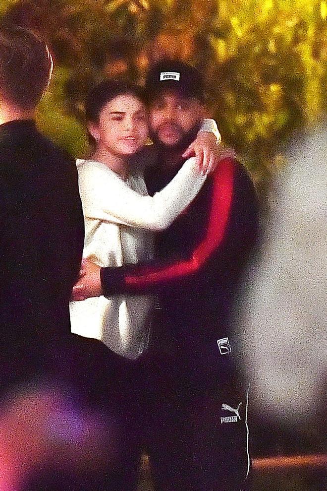 Selena Gomez y The Weeknd abrazados