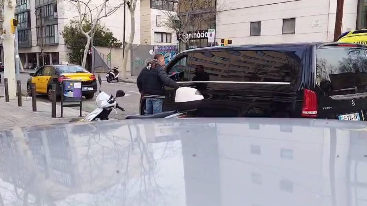 Un taxista y un conductor VTC protagonizan una pelea en Poblenou