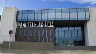 Piden la expulsión de España para un marroquí por agredir a un policía y huir de los juzgados de Gijón rompiendo la puerta