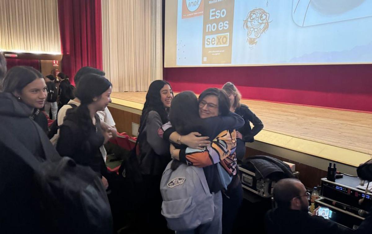 Alumnos que abrazan a Marina Marroquí tras su monólogo. | ETK