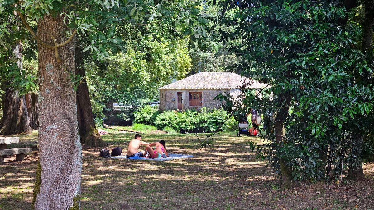 La piscina natural del Muíño das Aceñas está rodeada de naturaleza y presume de un merendero.