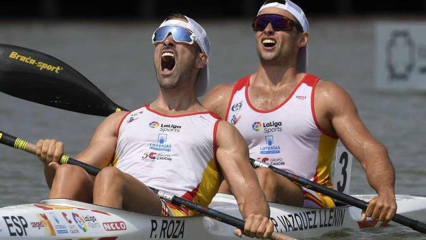 Pelayo Roza y Pedro Vázquez Llenín celebran la medalla de plata tras cruzar la meta.