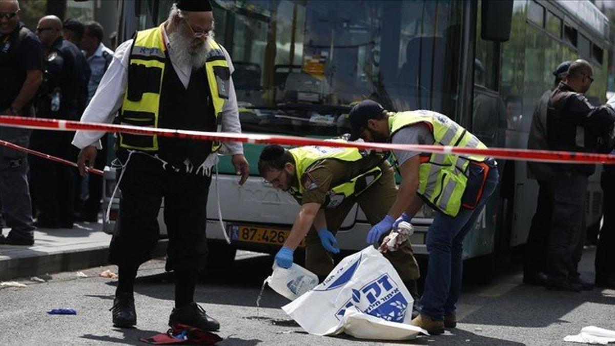 La policía inspecciona el lugar donde un joven palestino clavó un cuchillo a un israeli en Jerusalén.