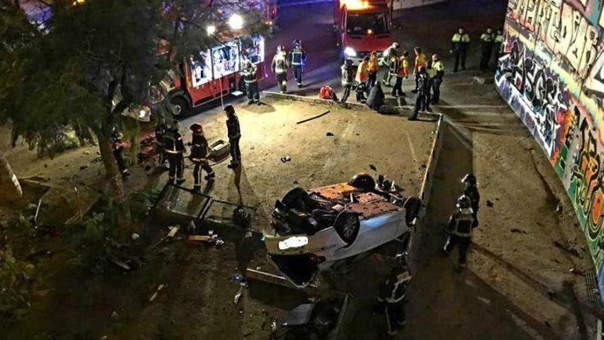 Un coche cae de manera inexplicable desde una altura de siete metros