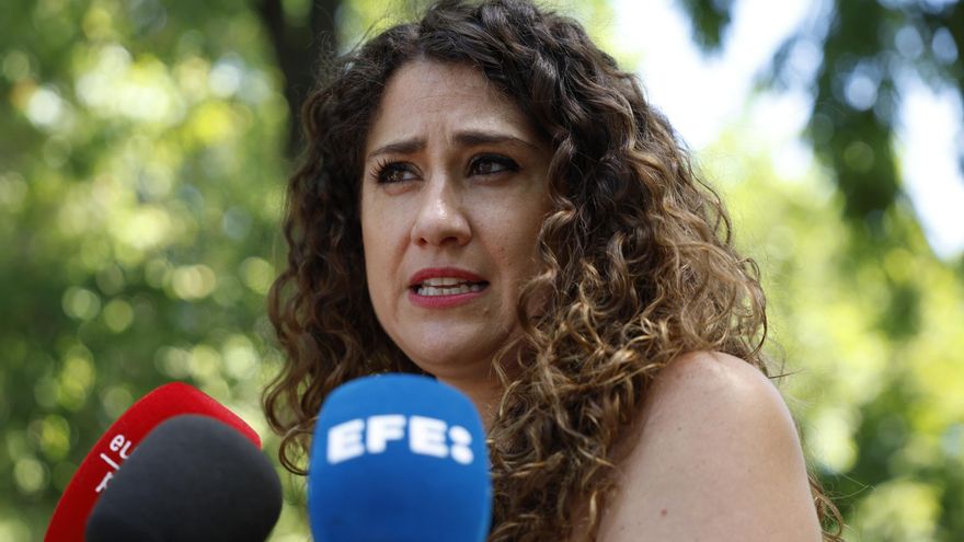 Paula Carreira, en el podio en el centro.
