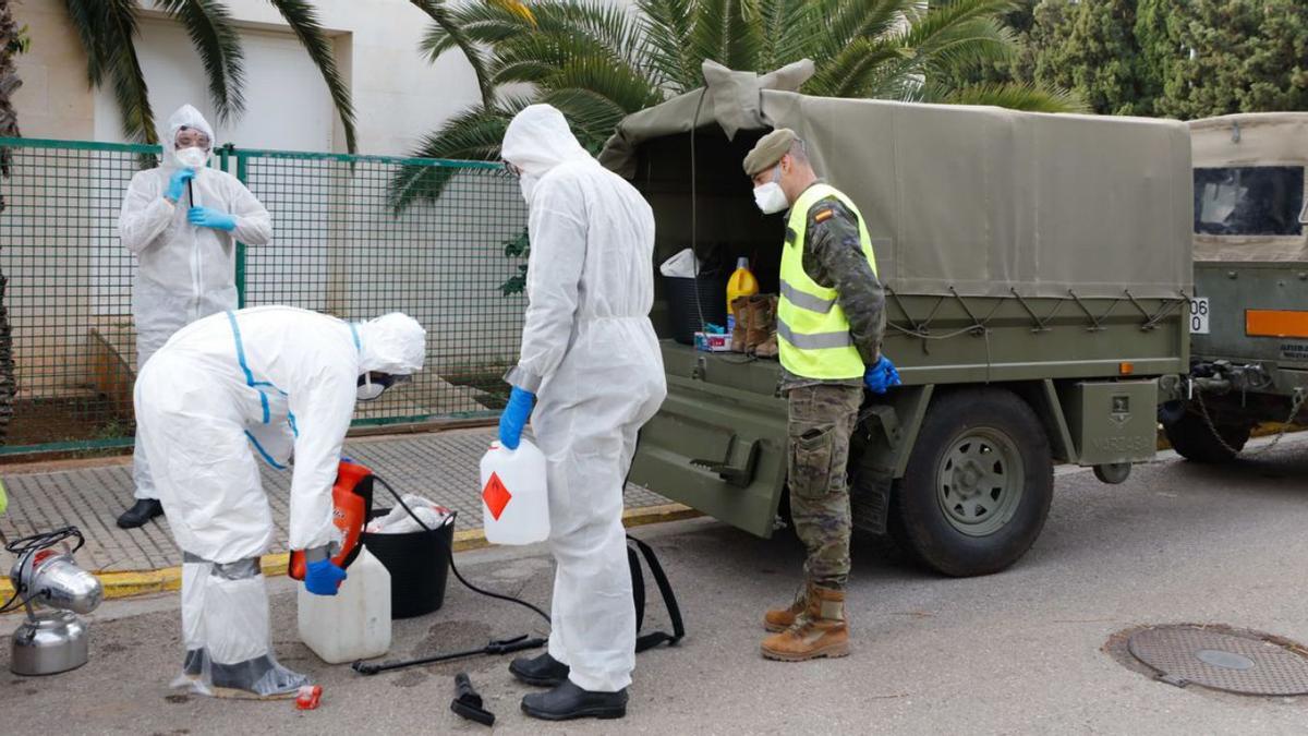 Militares desinfectan Cas
Serres en una imagen
de archivo
. juan a.riiera