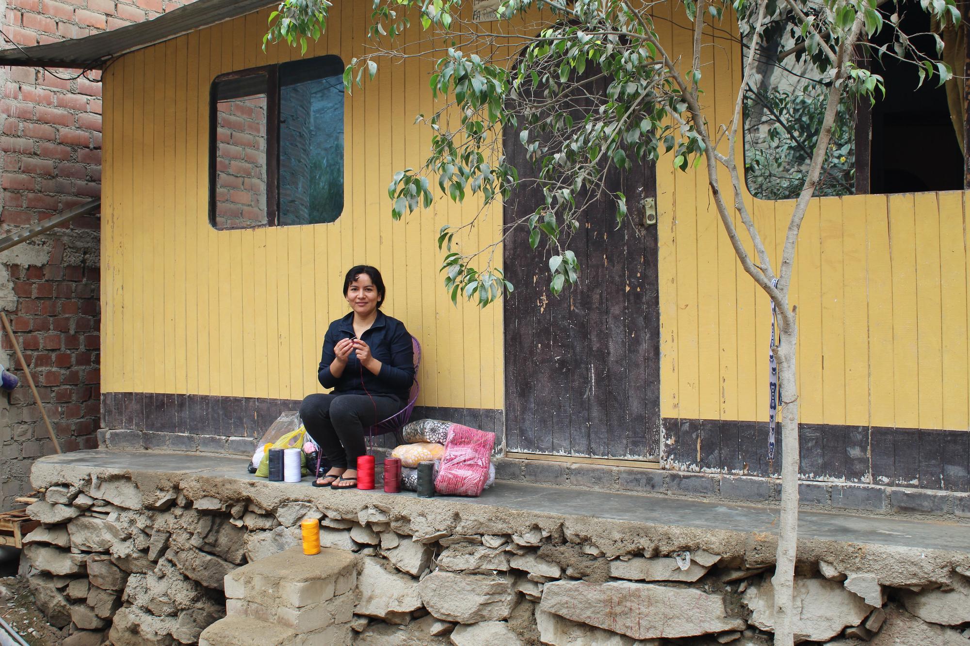 Elisa teje moñeras en Perú y da empleo a doce personas. Empezó su negocio solicitando un crédito y sin comunicárselo a su marido.