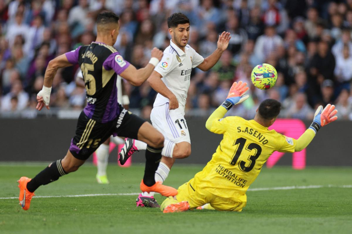 Asensio encara a Sergio Asenjo en el partido entre Real Madrid y Valladolid. 