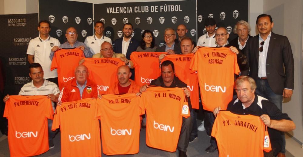 Zaza y Rodrigo con los aficionados en Requena