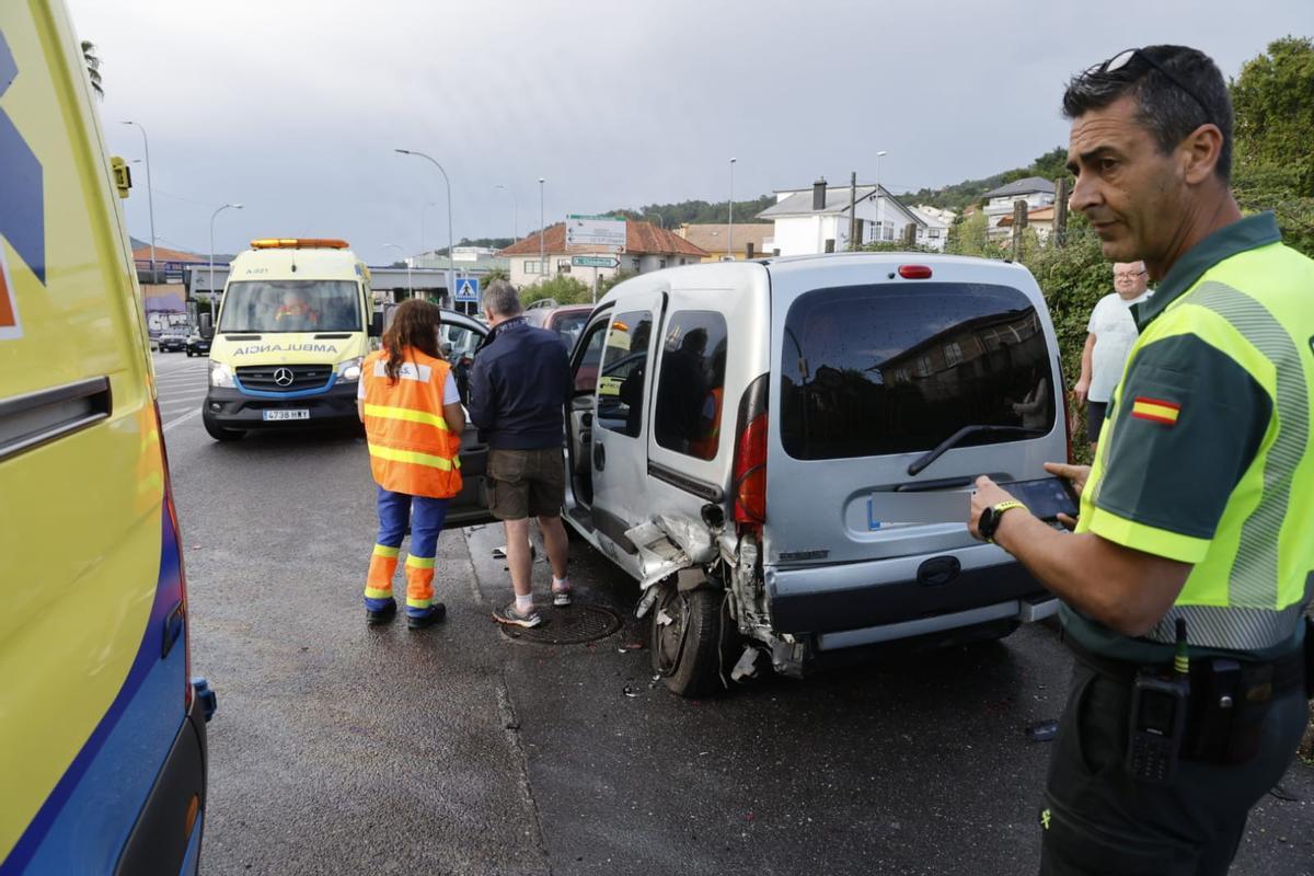 Otro de los vehículos dañados por el conductor a la fuga.