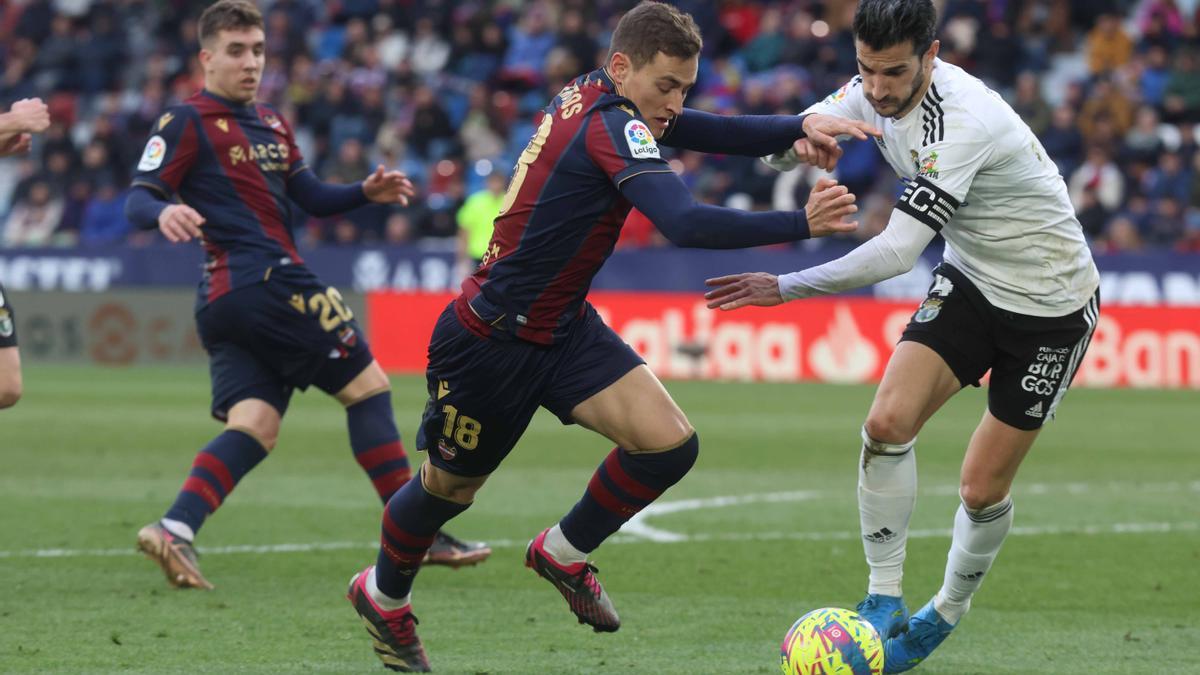 De Frutos pugna por un balón durante el partido contra el Burgos