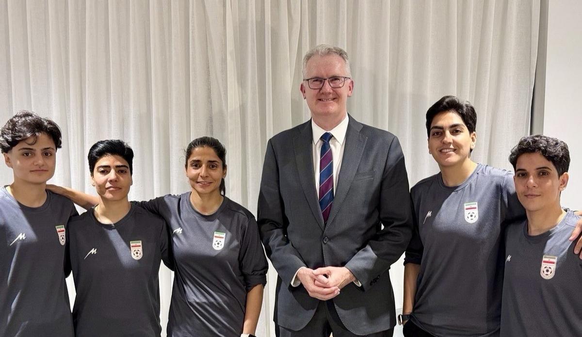 El ministro del Interior de Australia, Tony Burke, en sus redes sociales con las cinco futbolistas iraníes que pidieron asilo.