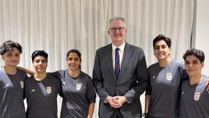 El ministro del Interior de Australia, Tony Burke, en sus redes sociales con las cinco futbolistas iraníes que pidieron asilo.