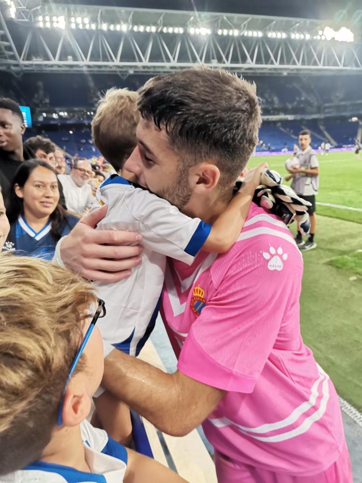 Abraçat pel sallentí Joan Garcia, quan aquest jugava a l'Espanyol