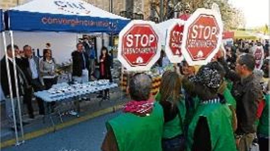 Membres de la PAH, ahir, protestant contra la paradeta de CiU.