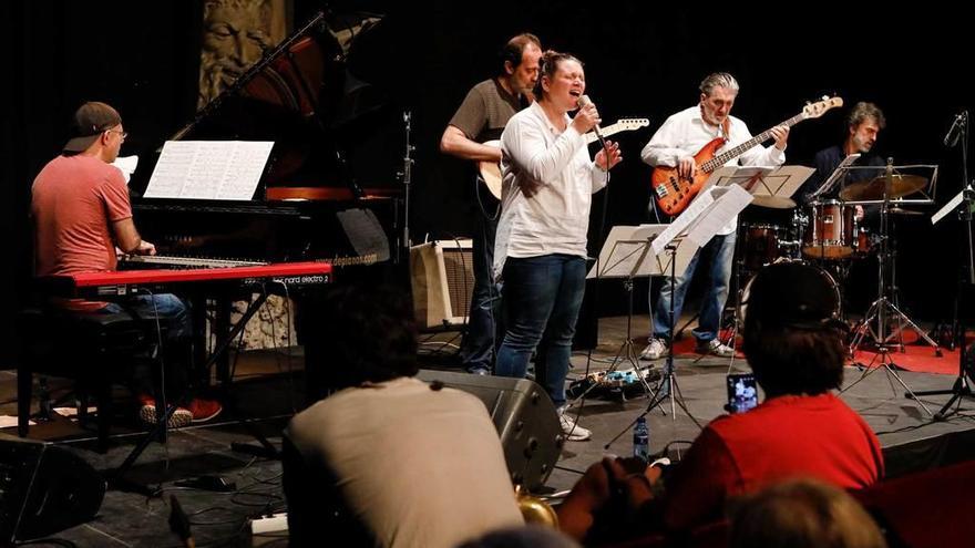 Concierto, ayer, de los profesores de los talleres de improvisación, con Mapi Quintana cantando.