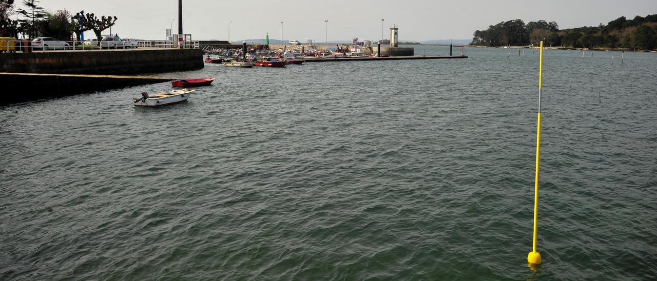 La baliza colocada en el muelle de Carril superó el último temporal.