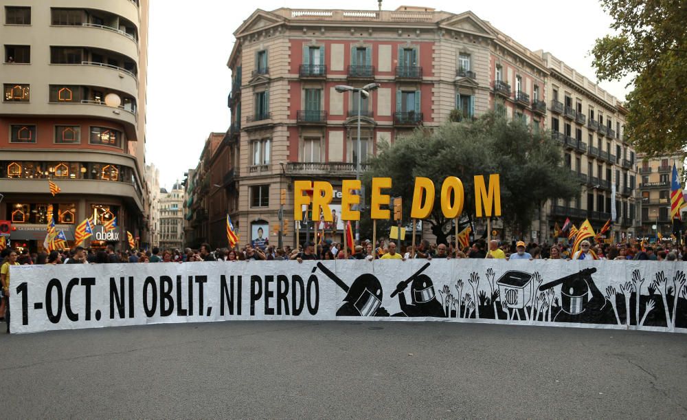 Milers de persones reivindiquen el mandat de l''1 d''octubre al centre de Barcelona
