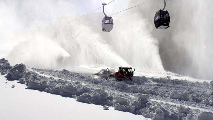 Las máquinas de nieve, a pleno rendimiento en Sierra Nevada.