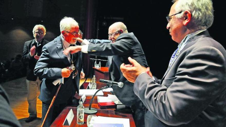 Bernardino Graña recibe emocionado a medalla da RAG de mans do seu presidente e amigo, Xosé Luís Méndez Ferrín.  // Gonzalo Núñez