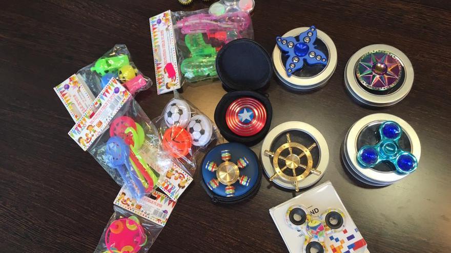 Eine Auswahl der Spielzeuge, die von den Behörden auf Mallorca beschlagnahmt wurden.