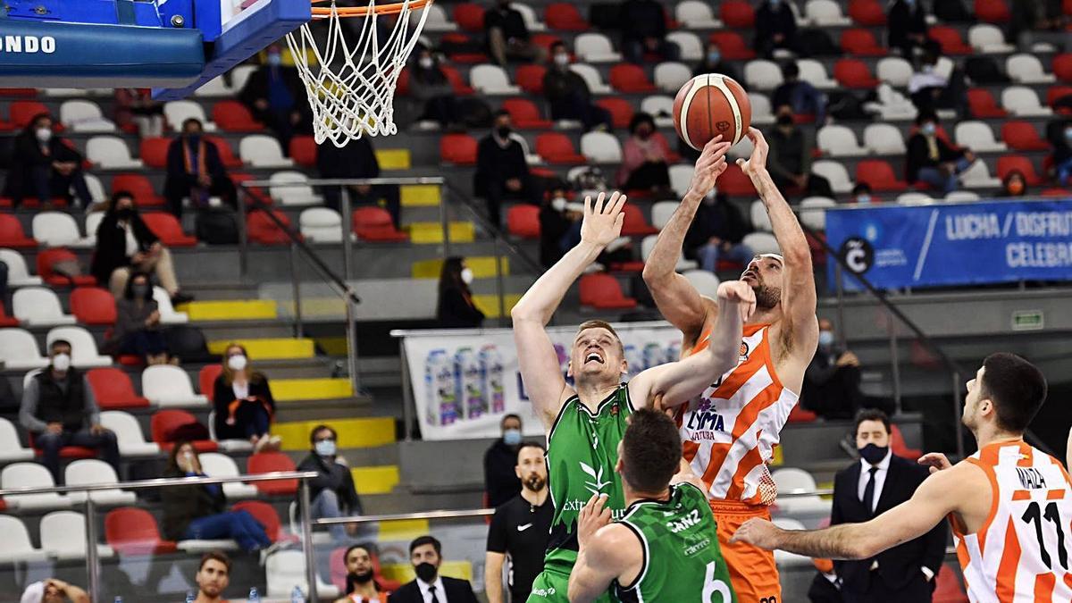 Partido entre el Leyma Básquet Coruña y el Cáceres disputado en el Palacio. |  // CARLOS PARDELLAS