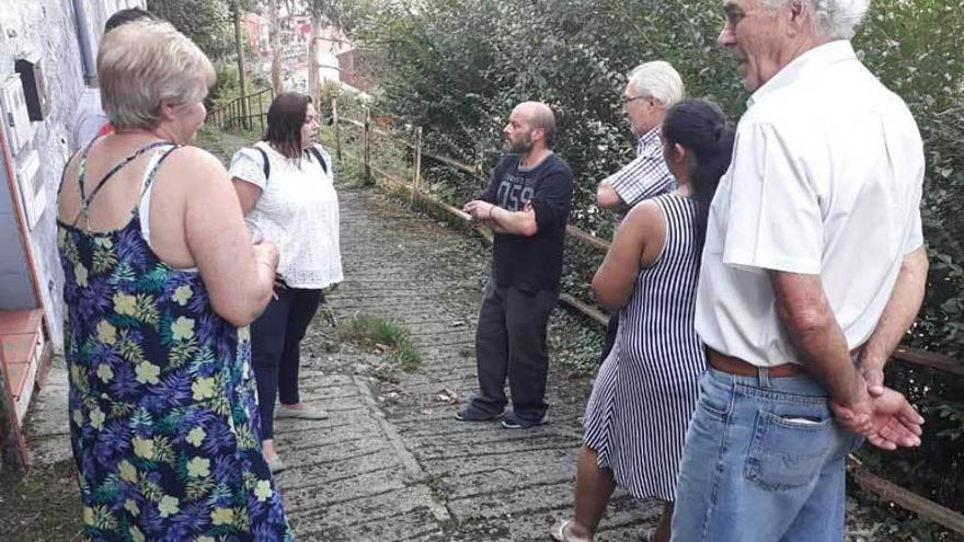 Un grupo de vecinos, ayer, en Felguerúa, con Manuel Vicente, de Podemos, en el centro.